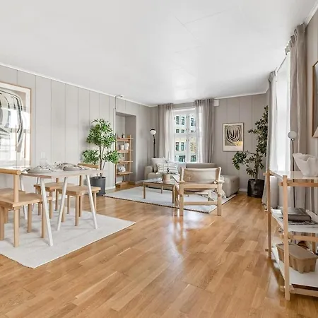 Lejlighed Sunny 4br Flat With Shared Rooftop Terrace At Kampen Oslo